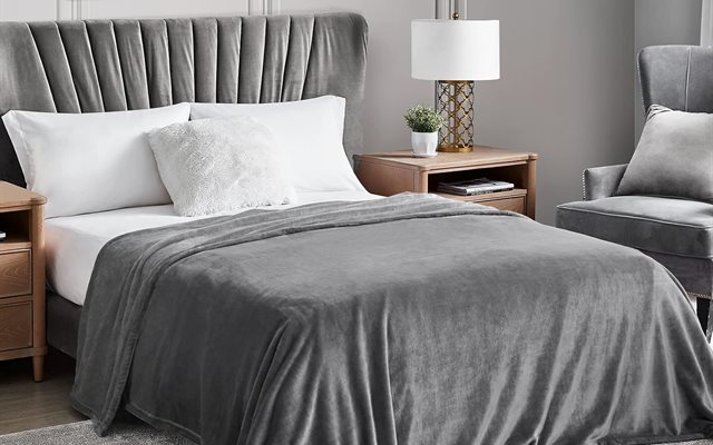 Hansleep bedding styled in a bedroom, look 7