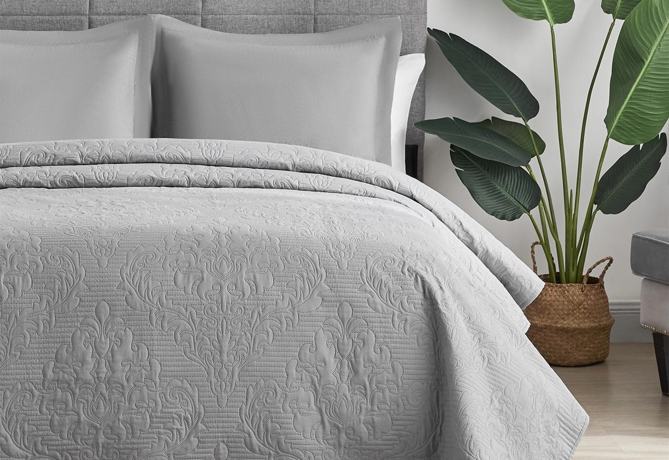 Hansleep grey quilt set on a made bed