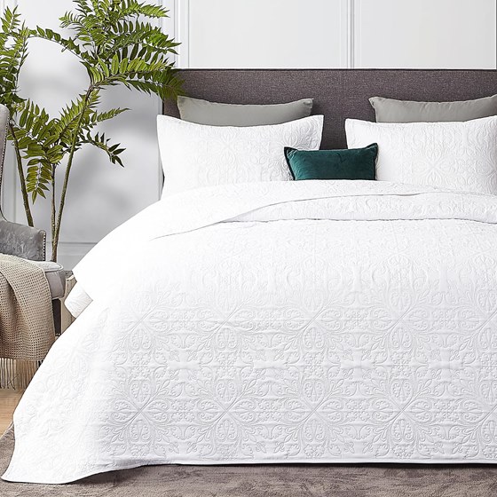 Hansleep White Baroque Quilt Set — Queen · 3 pieces · baroque pattern